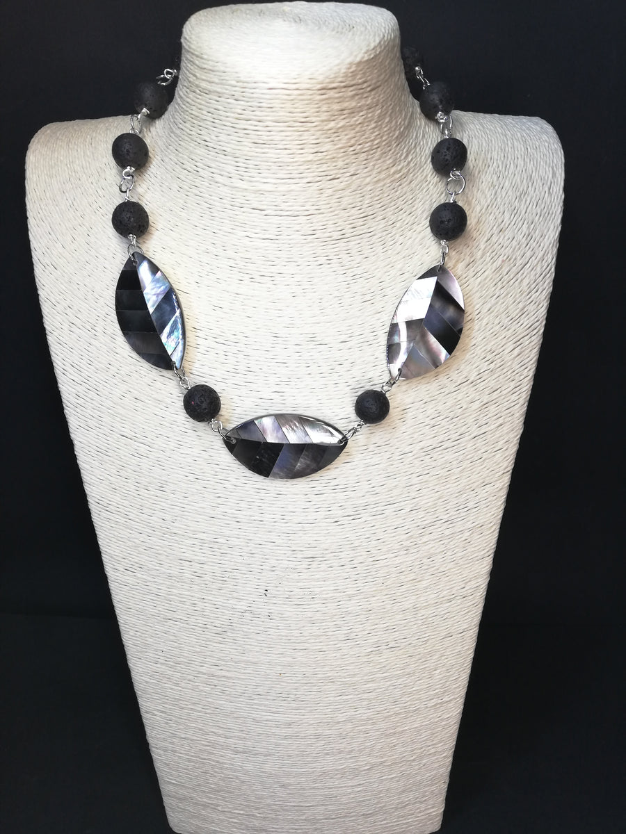 Collana in madreperla e pietra lavica