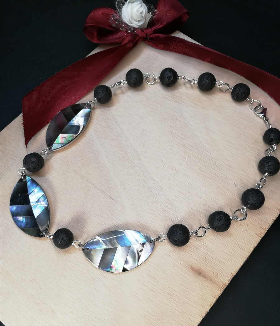 Collana in madreperla e pietra lavica