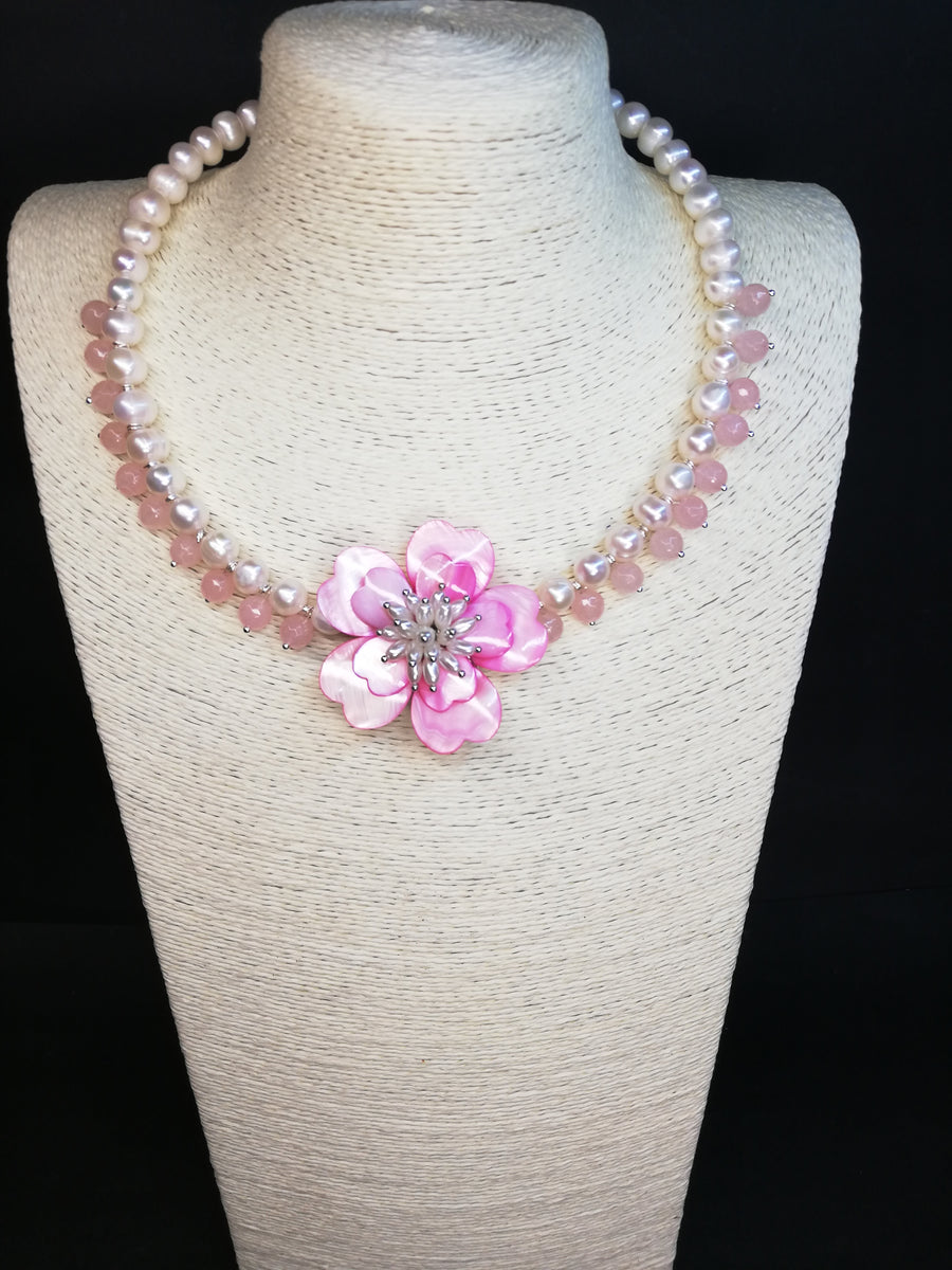 Collana con fiore in madreperla