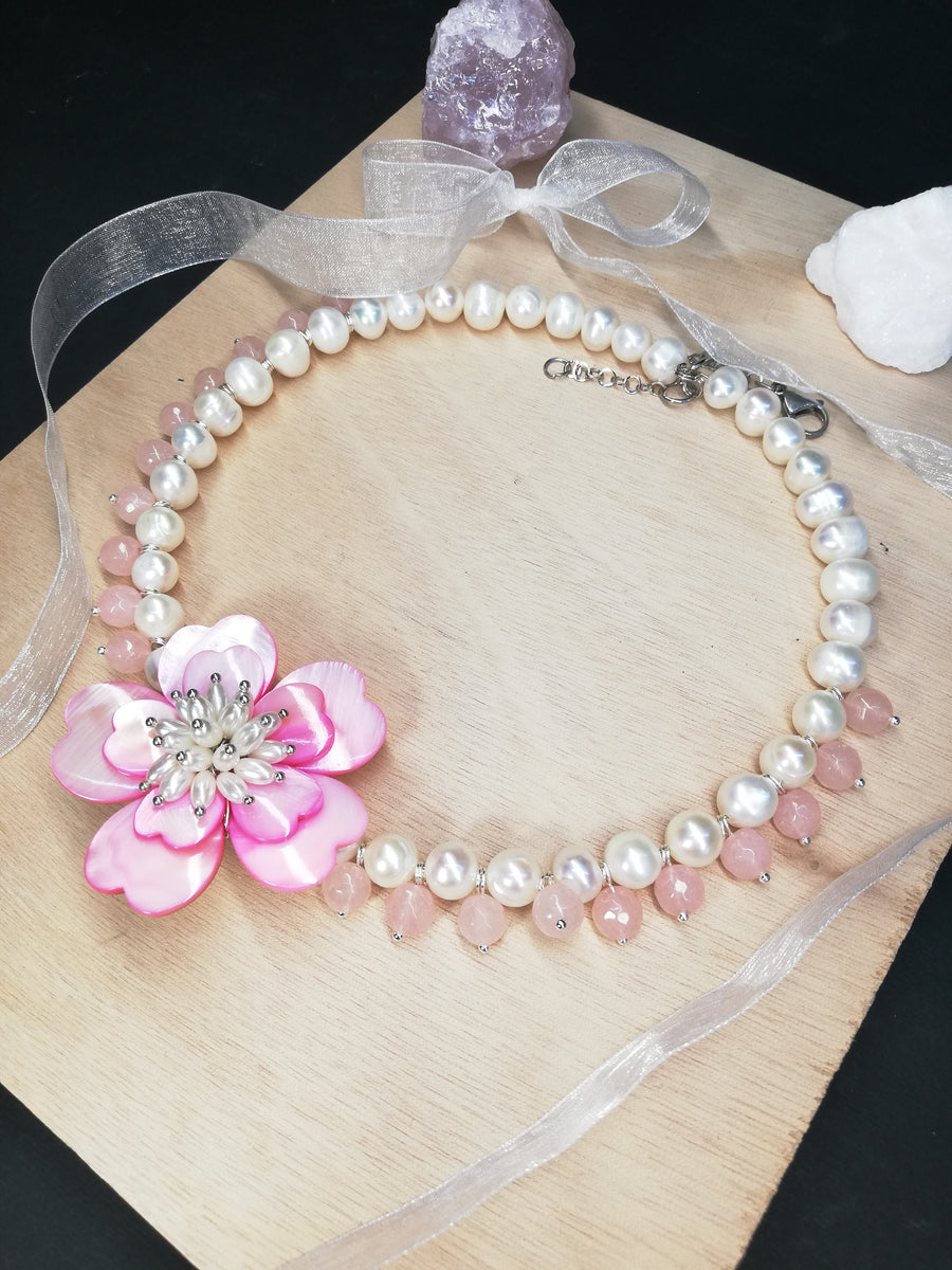 Collana con fiore in madreperla