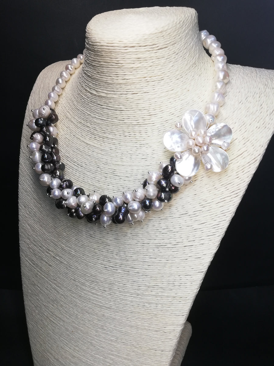 Collana di perle bianche e nere