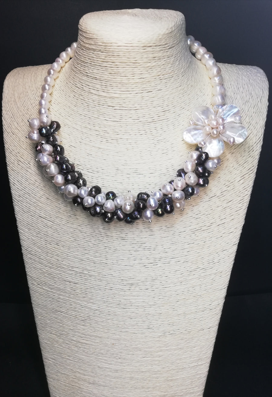 Collana di perle bianche e nere