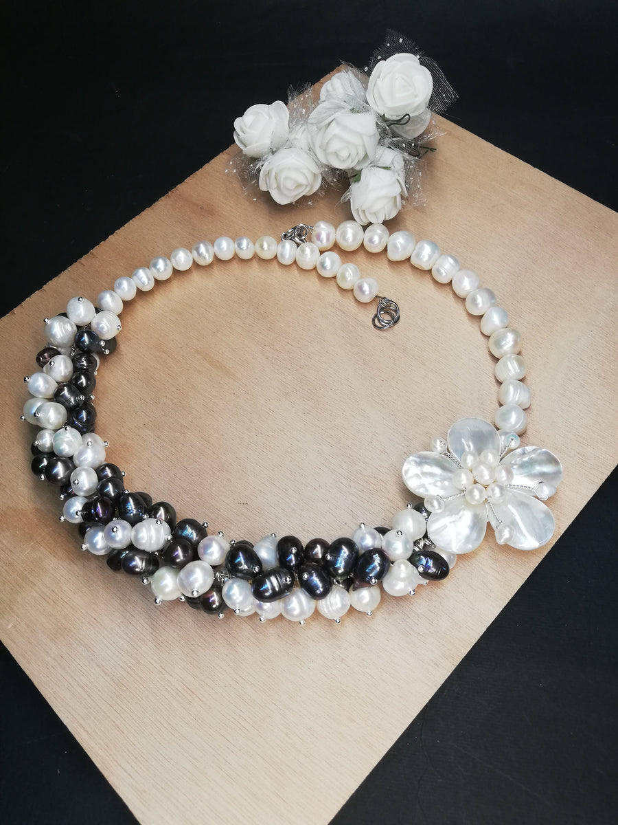 Collana di perle bianche e nere